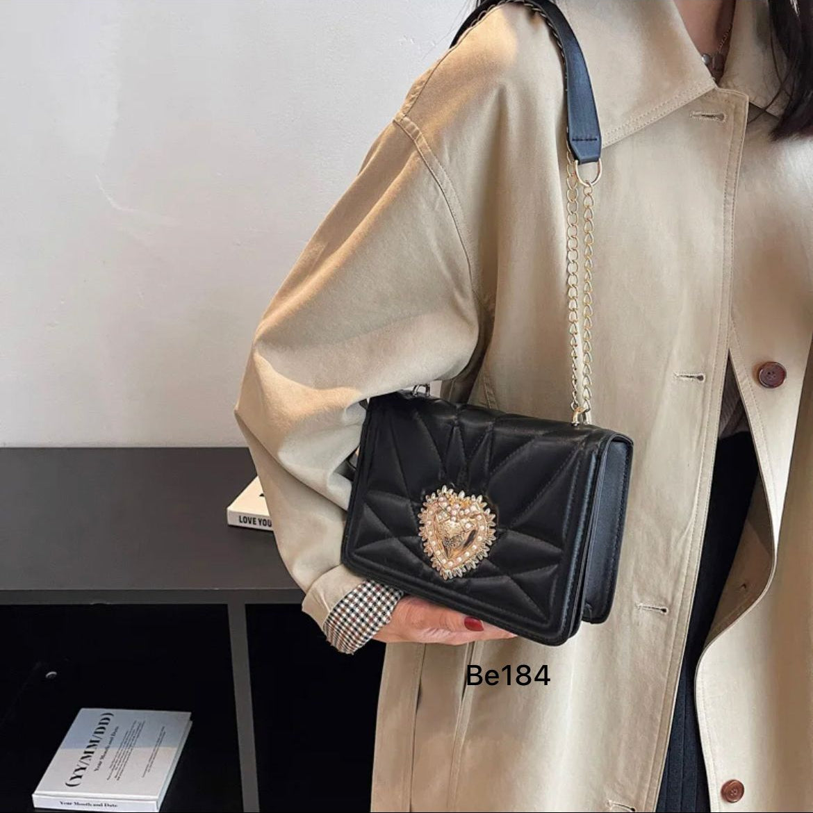 Bolso negro aplique dorado 20cm* 15cm 2120 C-B